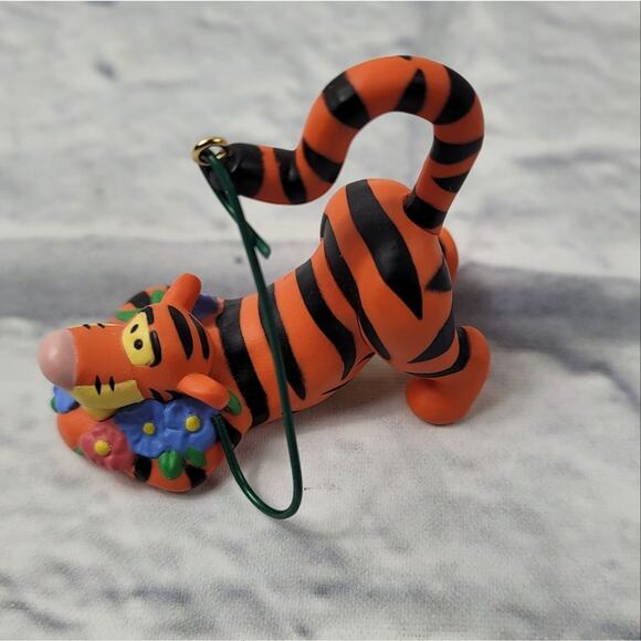 Hallmark Keepsake Disney 1998 Tigger in the Garden Winnie the Pooh Mini Ornament - Picture 3 of 9